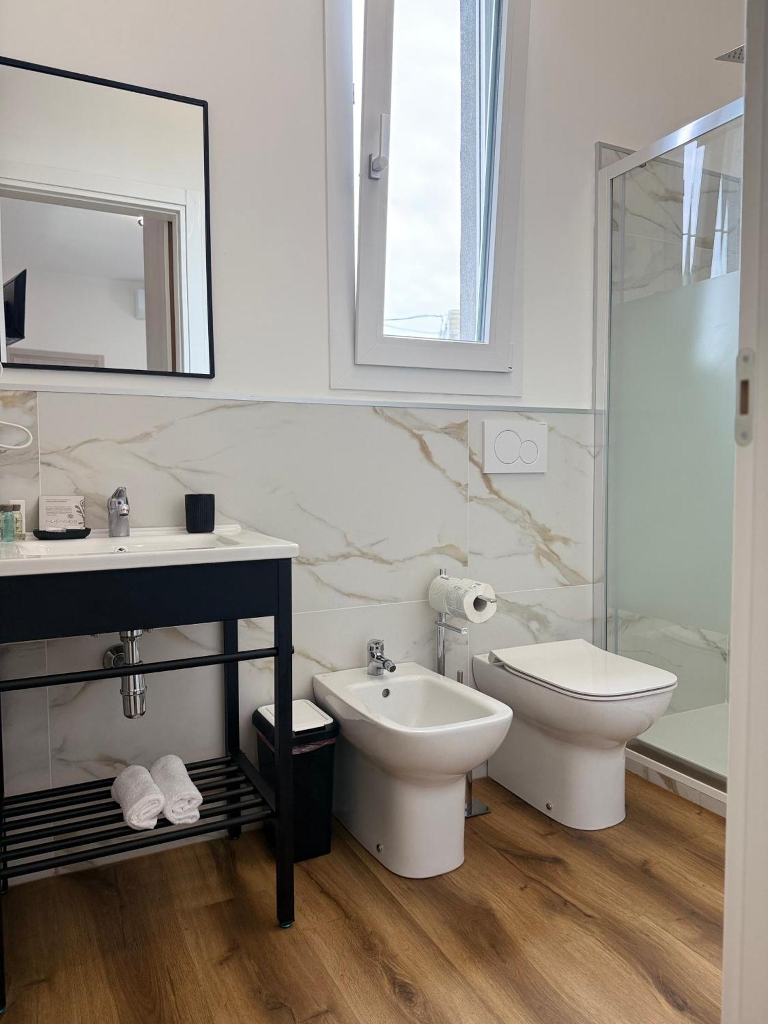 Infinity House - Eleganza Moderna Tra Treviso E Venezia Hotel Casier Ruang foto